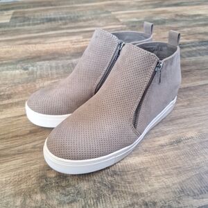 No Boundaries Taupe Heeled Booties si,e 7.5